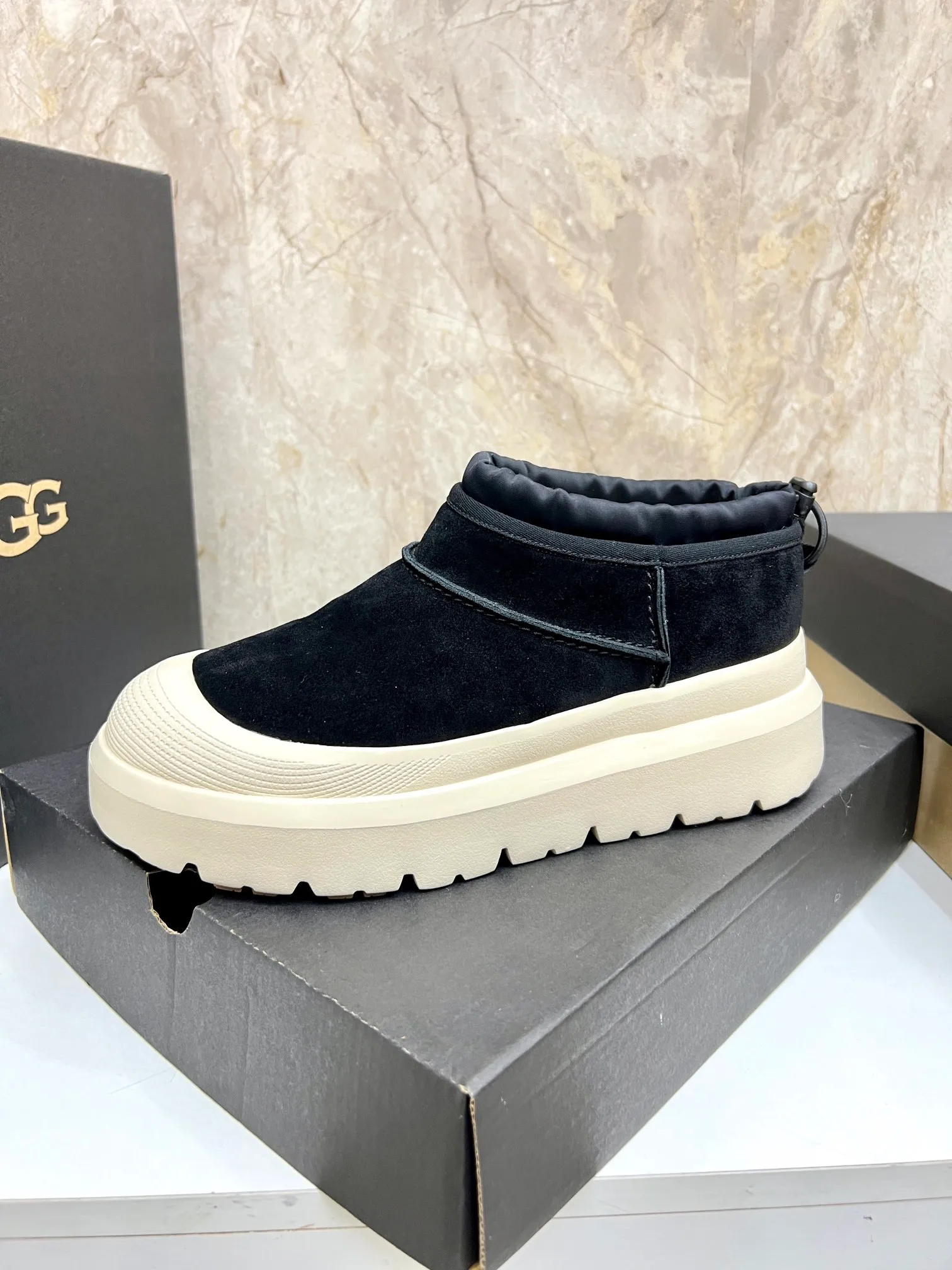 Men's men's shoes💰: 💰540💰Couple model👫 UGG Tasman Weather Hybrid one-second snow boots👢 Wang Yibo's same 👏 classic Tasman shoe is designed with environmentally friendly waterproof and snowproof material, which is both fashionable and functional. At the same time, it is paired with the new UGG Keen furry color-blocked jacket. Bright orange and maroon collide to create a new light outdoor style and open up a new travel experience in early autumn! Using the best materials, the 17mm fur-integrated surface is warmer and more breathable, and the outsole is upgraded to a lightweight and wear-resistant light wing technology outsole! Size: Women’s size 35-40 / Men’s size 38–44 (45 customized) Official website color